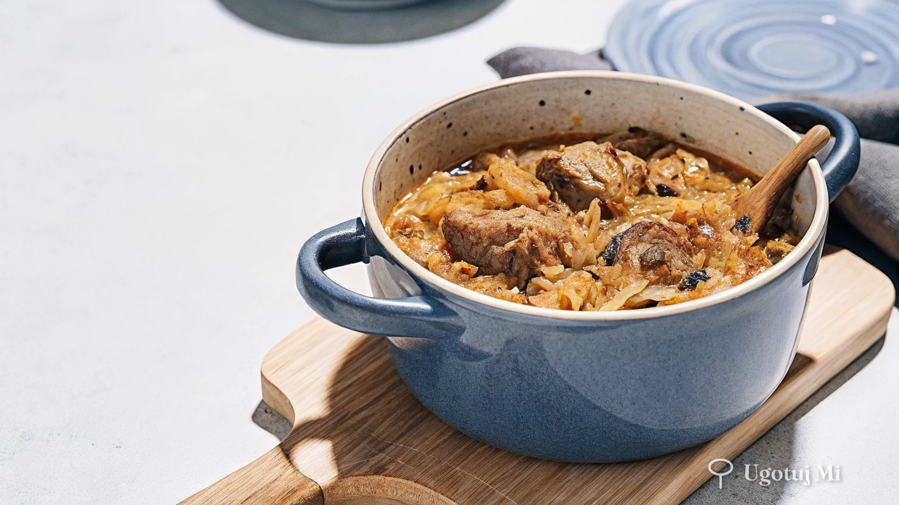 Duszący się bigos myśliwski w garnku - zbliżenie na teksturę | ugotujmi.pl