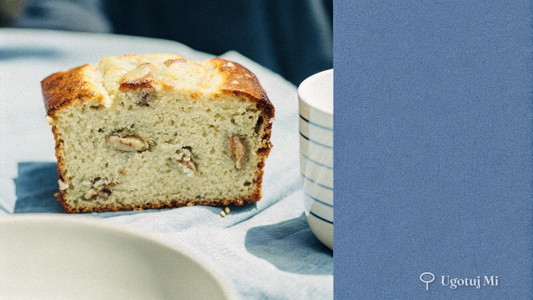 Zbliżenie na wilgotny plaster chlebka bananowego z orzechami, widoczna tekstura miąższu | ugotujmi.pl