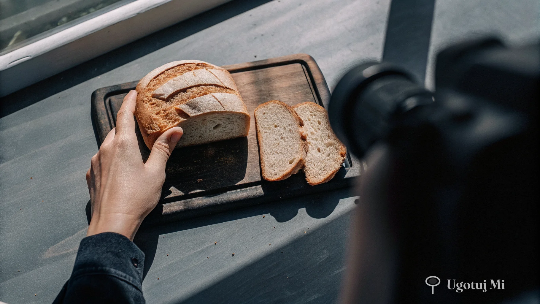 Domowy chleb pszenno-żytni pieczony w piekarniku