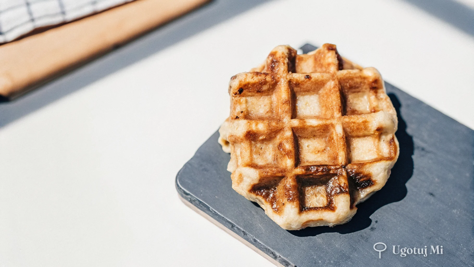 Zbliżenie na teksturę gofra liege z widocznym skarmelizowanym cukrem | ugotujmi.pl
