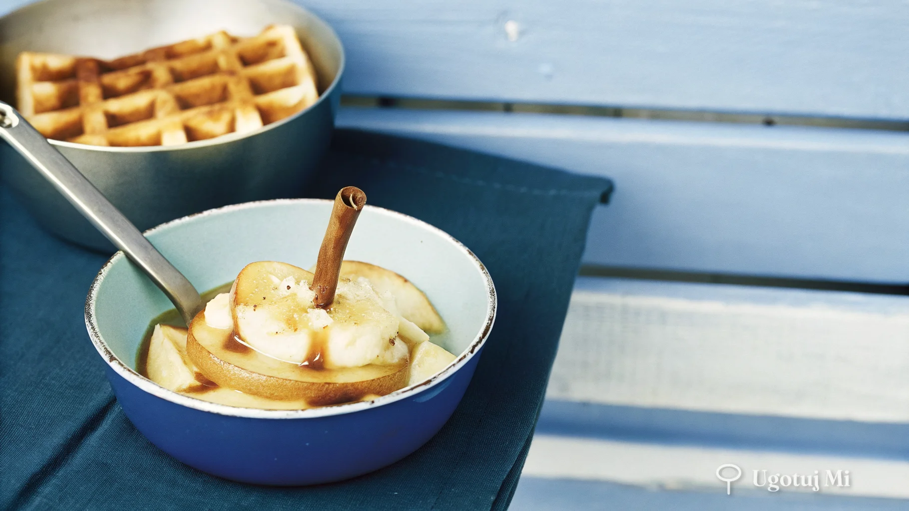 Karmelizowane jabłka z cynamonem w złotym sosie na patelni | ugotujmi.pl