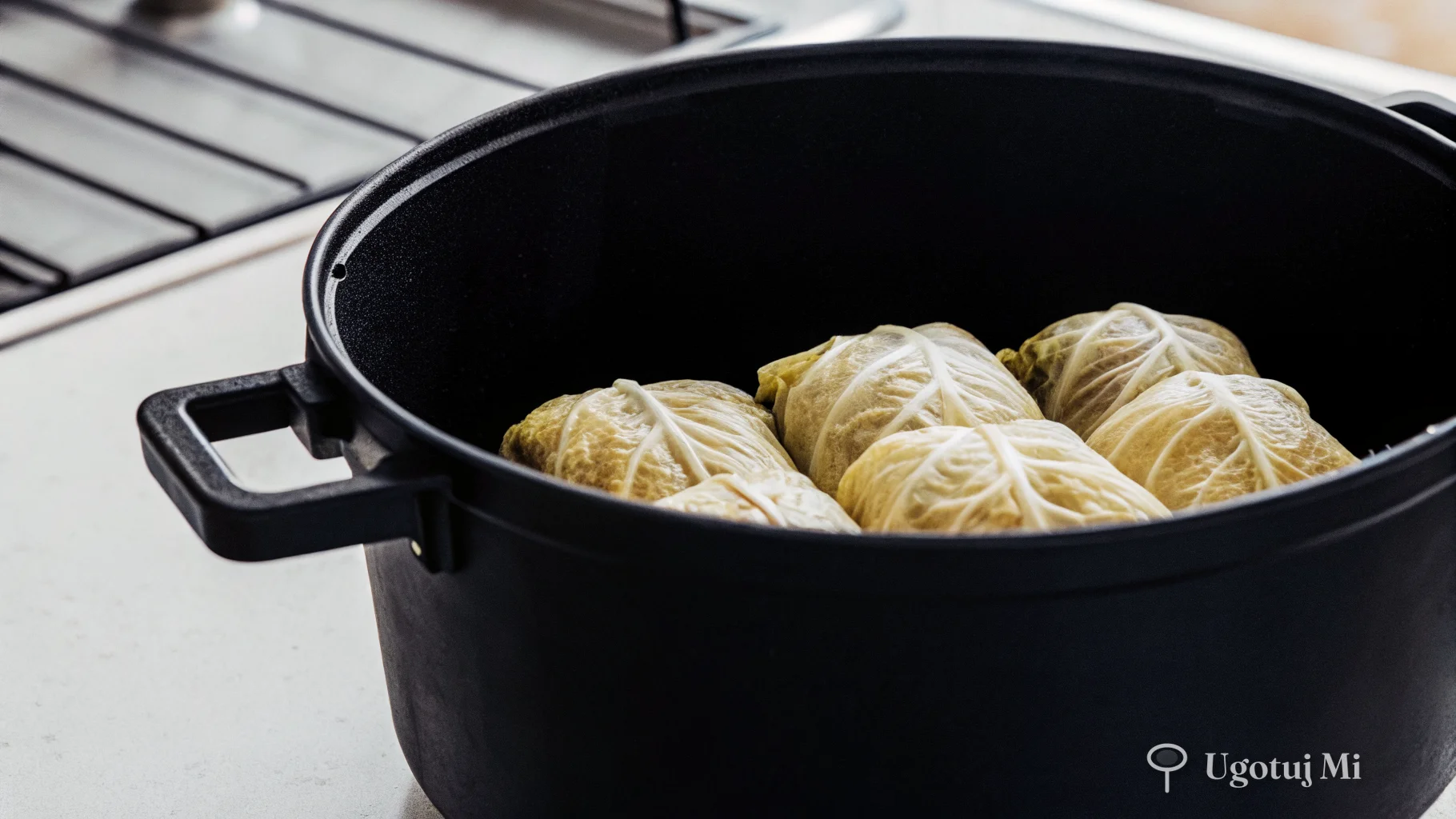 Przygotowane gołąbki ułożone w garnku przed duszeniem | ugotujmi.pl