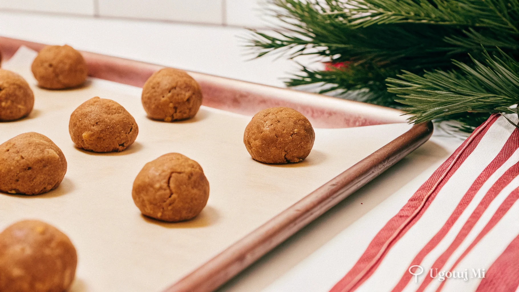 Kulki z ciasta na pierniczki ułożone na blasze przed pieczeniem | ugotujmi.pl