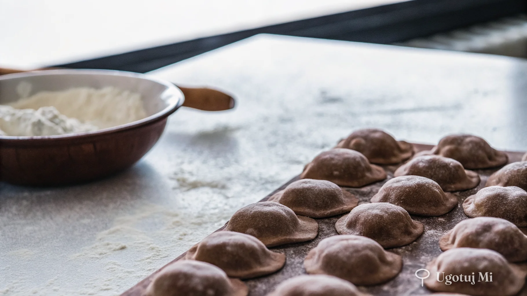 Uformowane surowe kopytka na oprószonym mąką blacie | ugotujmi.pl