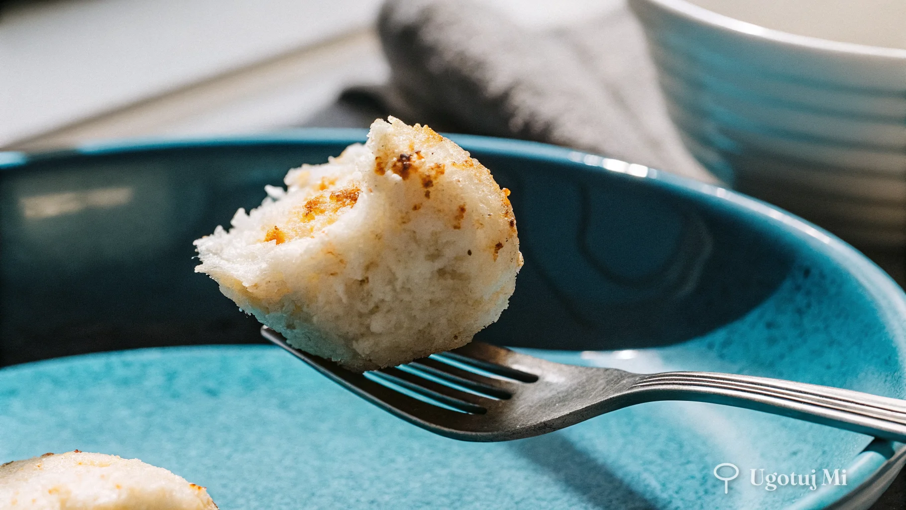 Zbliżenie na przekrojone kopytko pokazujące puszystą konsystencję | ugotujmi.pl