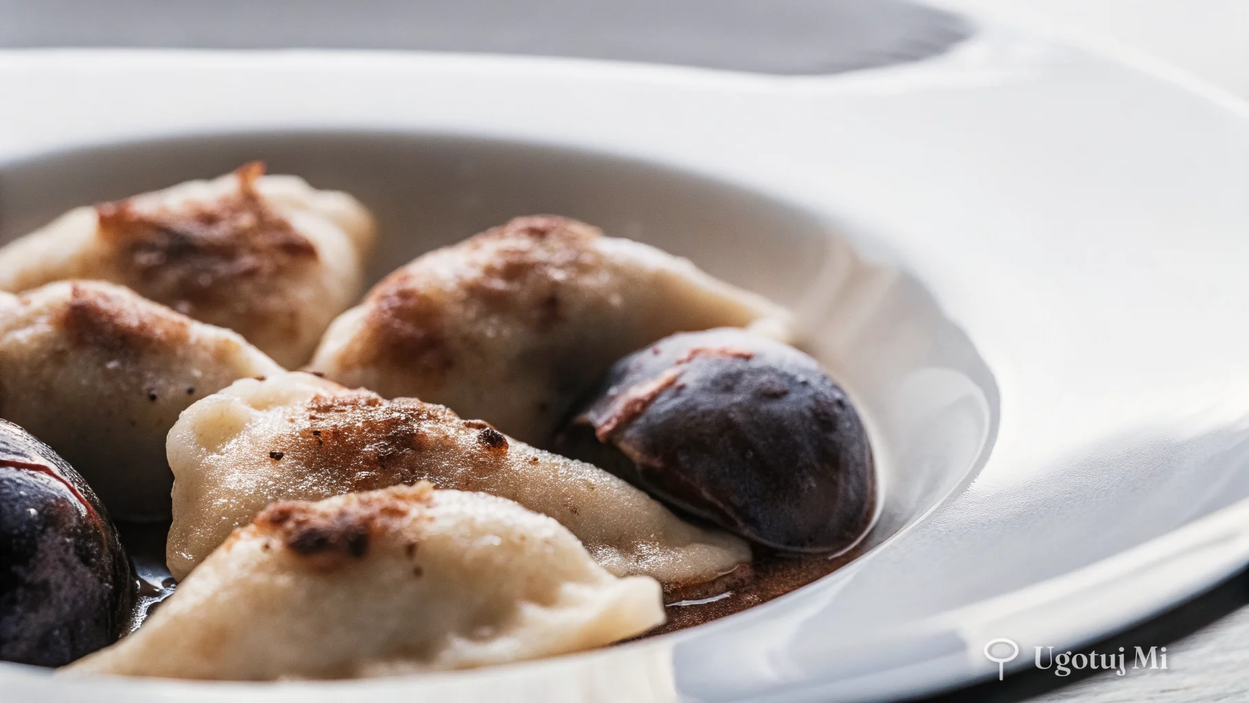 Zbliżenie na miękkie kopytka z masłem i cynamonem | ugotujmi.pl