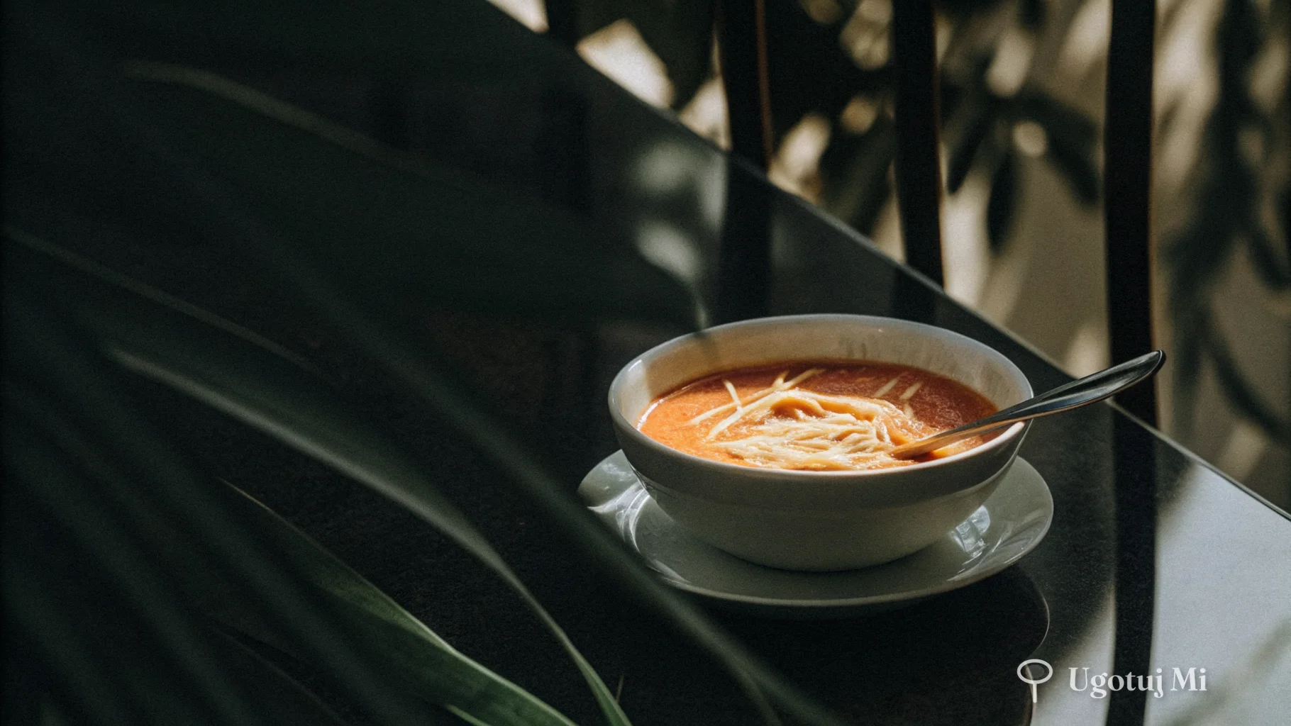 Zbliżenie na kremową teksturę zupy z nickami sera mozzarella | ugotujmi.pl