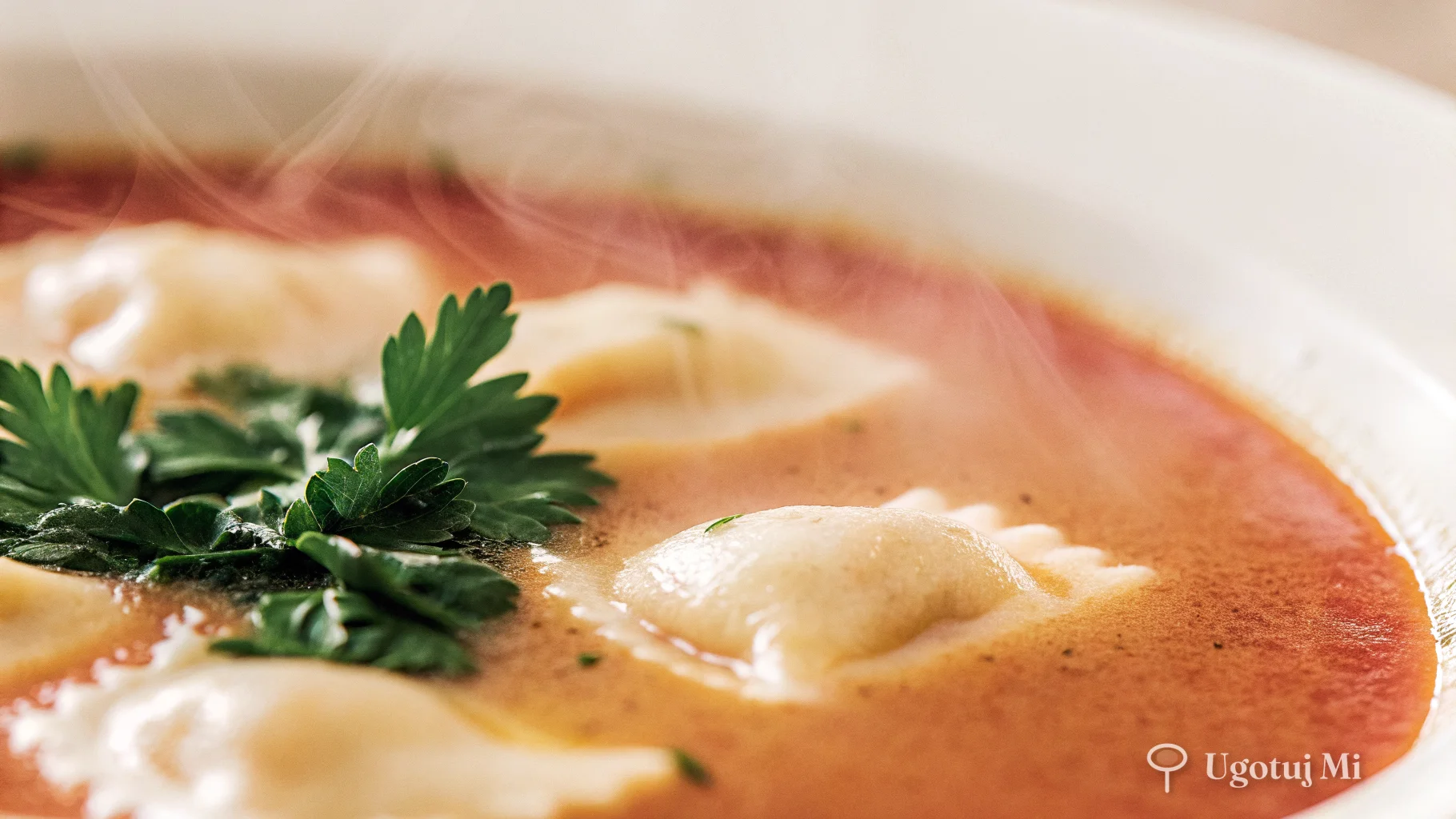 Zbliżenie na aksamitną powierzchnię zupy serowej z muszelkami makaronowymi | ugotujmi.pl