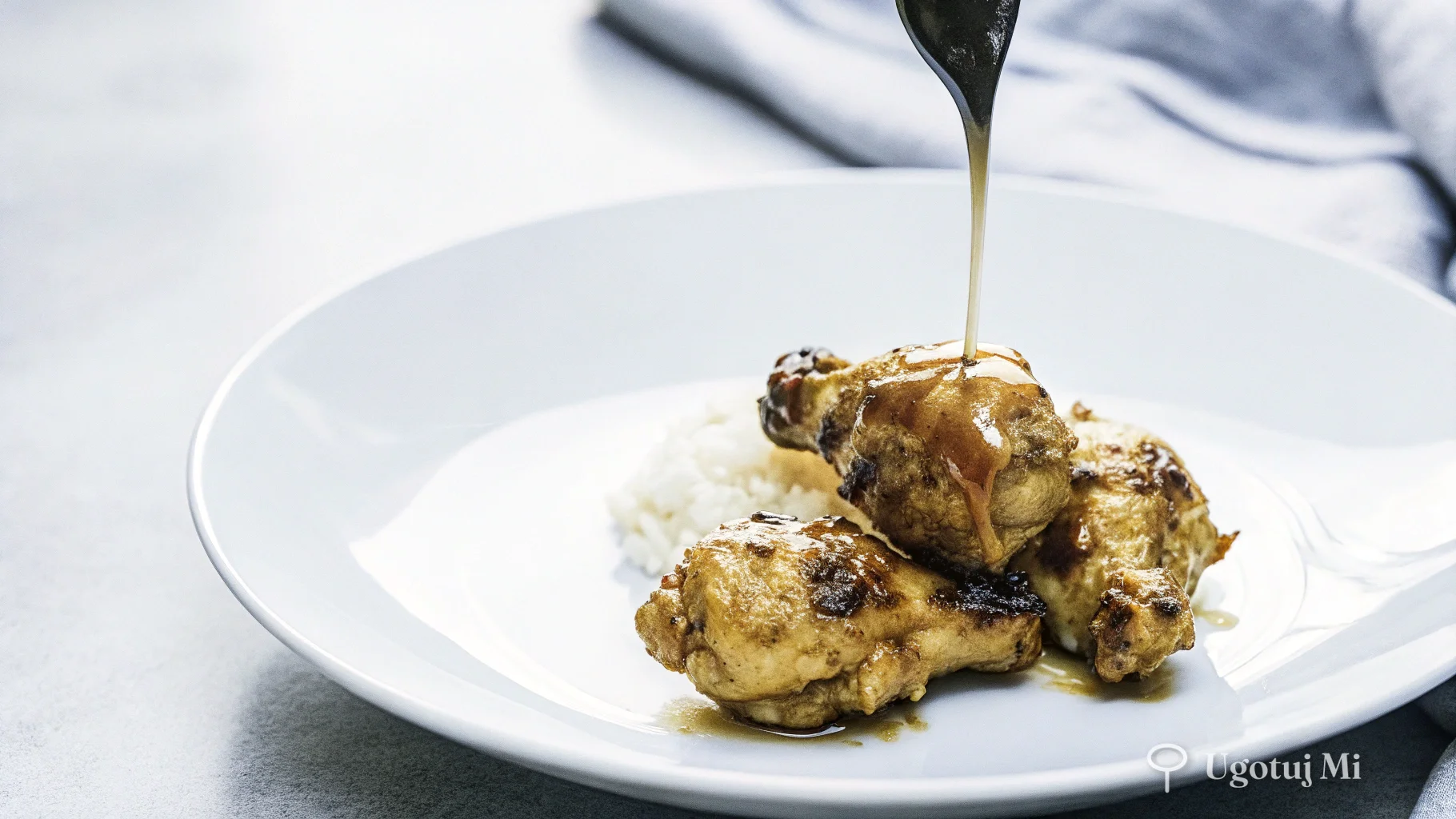 Zbliżenie na glazurowany kurczak w sosie miodowym | ugotujmi.pl