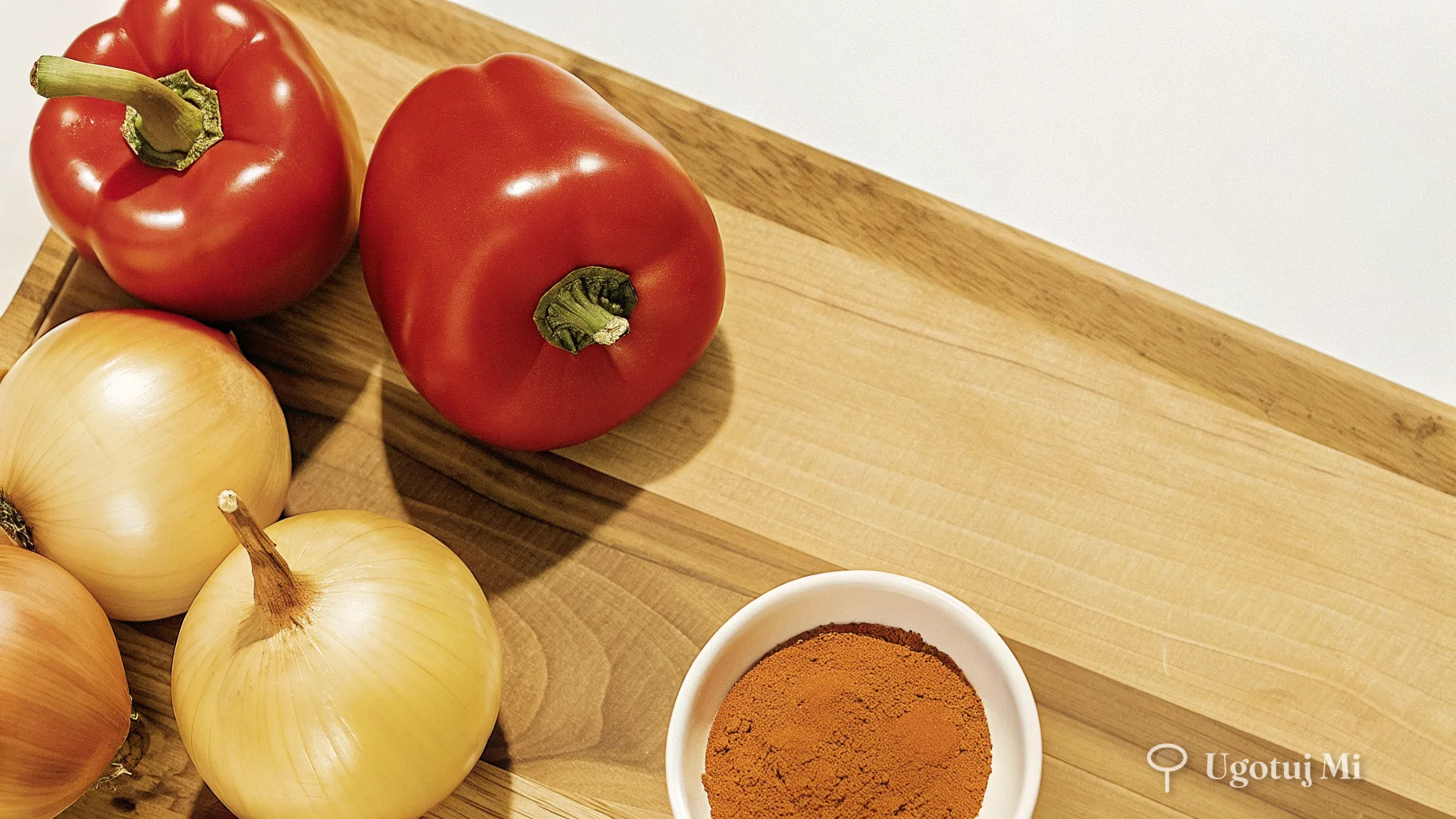 Składniki na leczo rozłożone na desce do krojenia | ugotujmi.pl