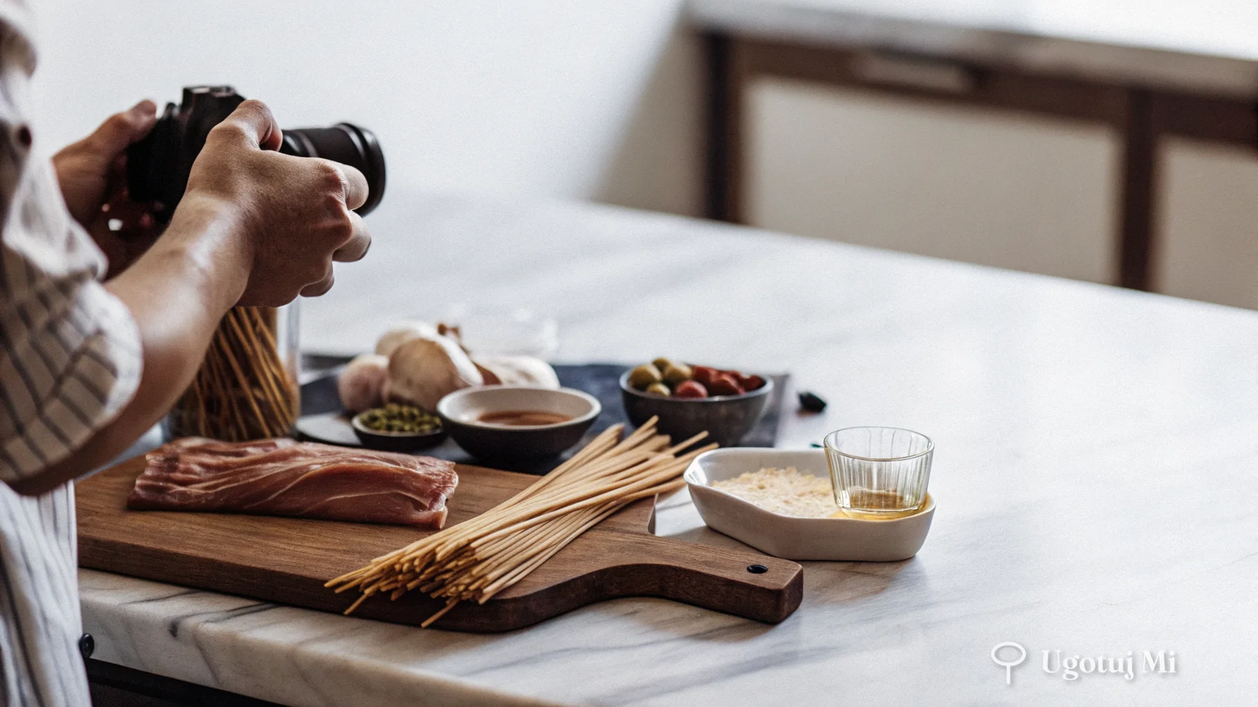 Składniki do makaronu puttanesca ułożone na blacie kuchennym | ugotujmi.pl