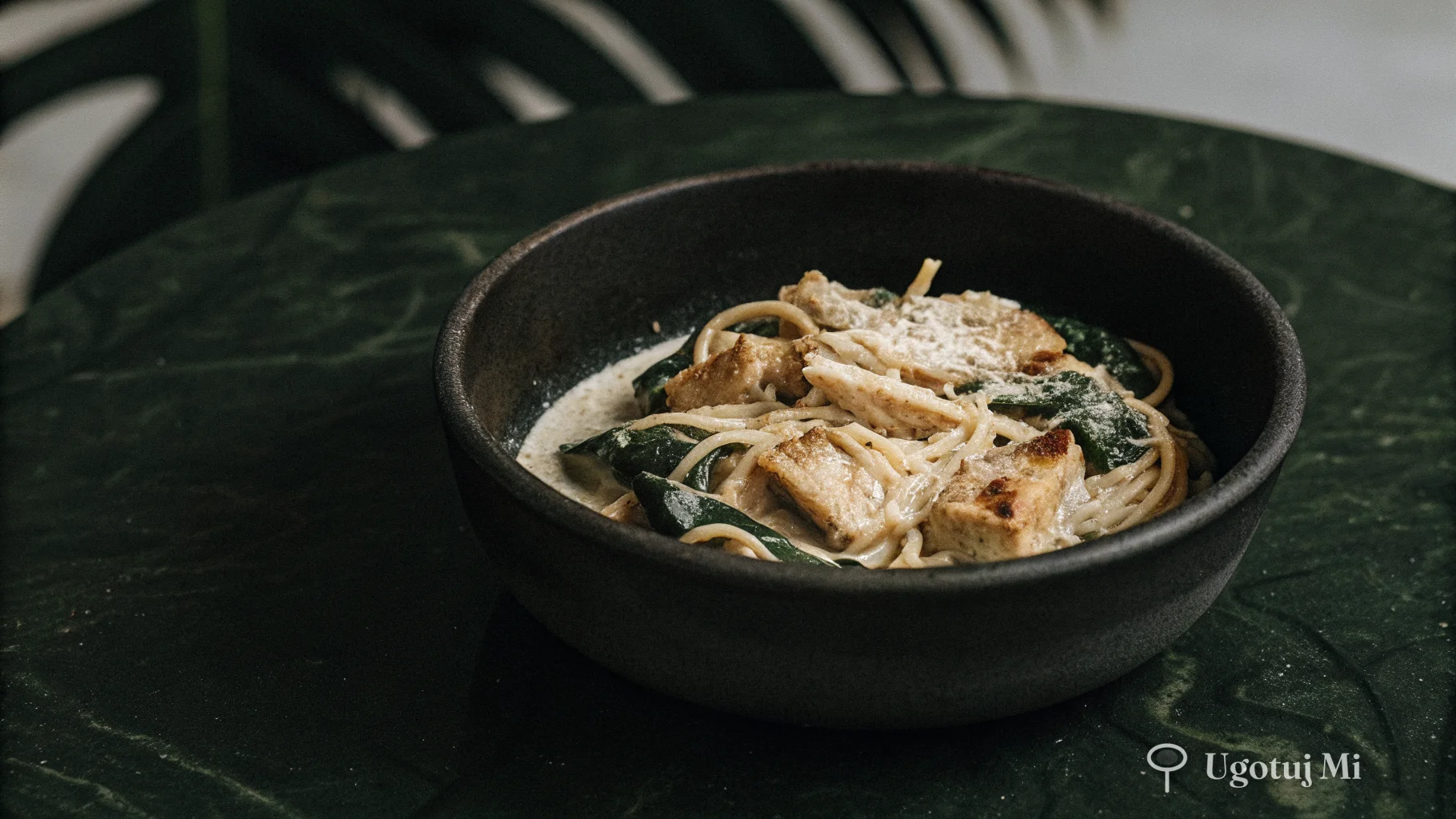 Makaron z kurczakiem i szpinakiem w sosie śmietanowym