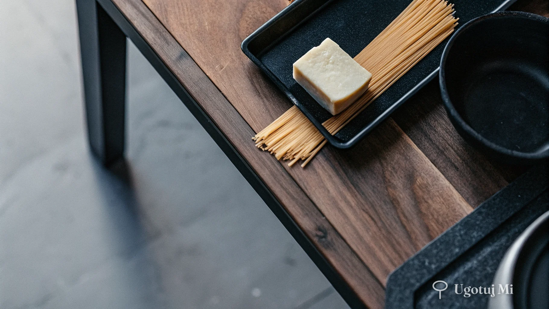 Składniki do makaronu z masłem – spaghetti, parmezan i masło na blacie | ugotujmi.pl