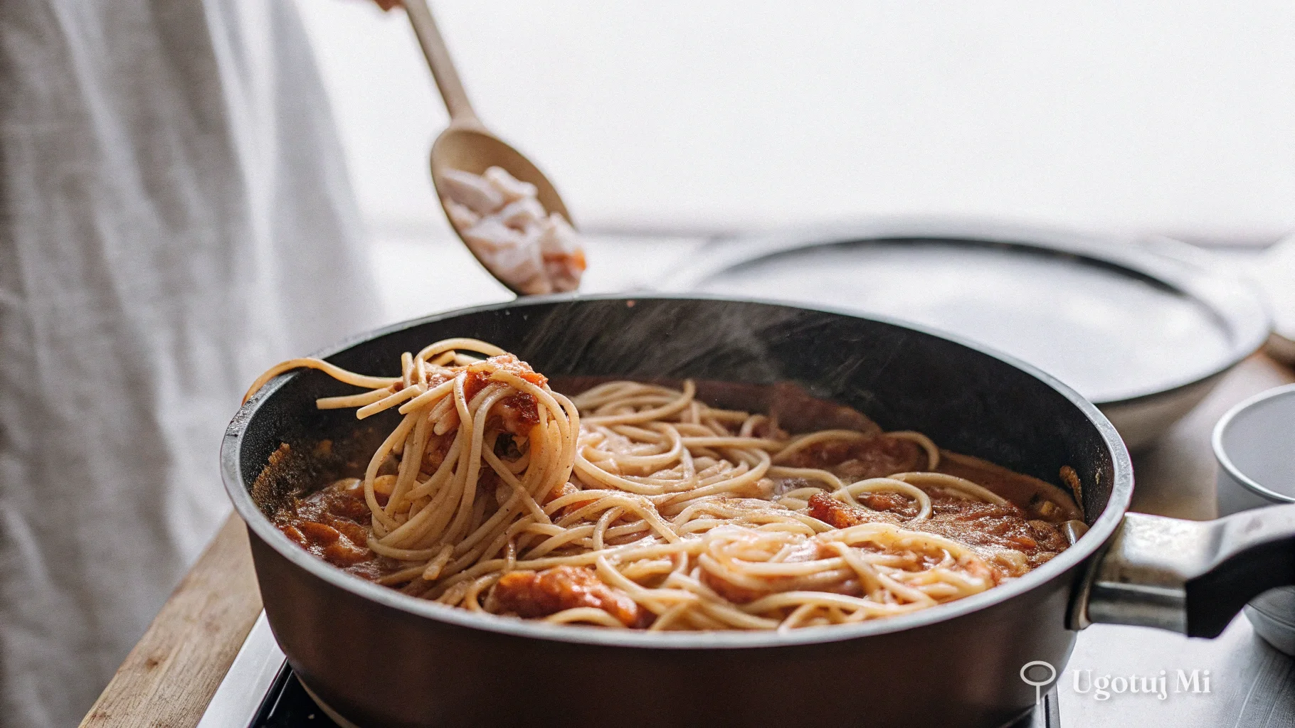 Gotowanie makaronu i przygotowanie sosu pomidorowego | ugotujmi.pl