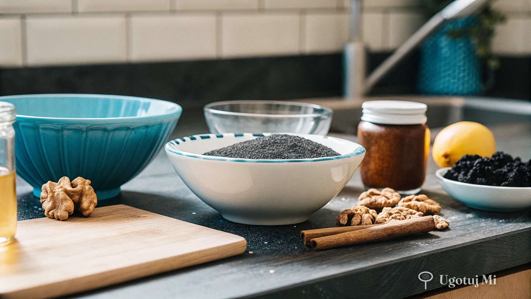 Składniki na nadzienie makowe: mielony mak, miód, rodzynki i orzechy na drewnianym blacie | ugotujmi.pl