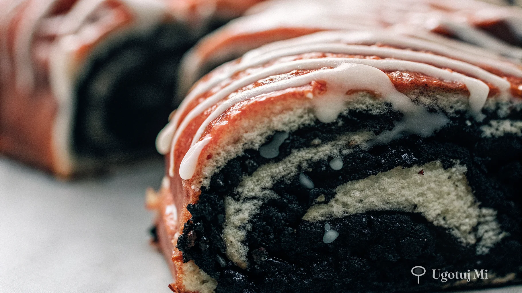 Przekrój makowca drożdżowego z widocznym nadzieniem makowym i puszystym ciastem | ugotujmi.pl