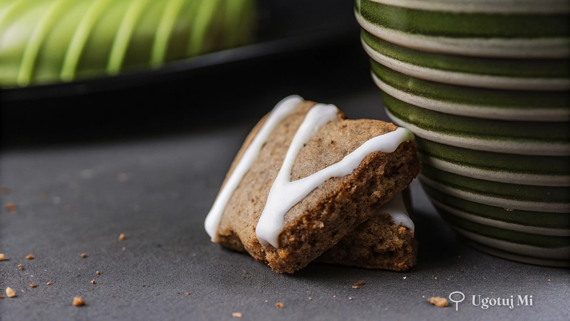 Zbliżenie na miękkiego piernika z lukrem pokazujące wilgotną, delikatną strukturę ciasta | ugotujmi.pl