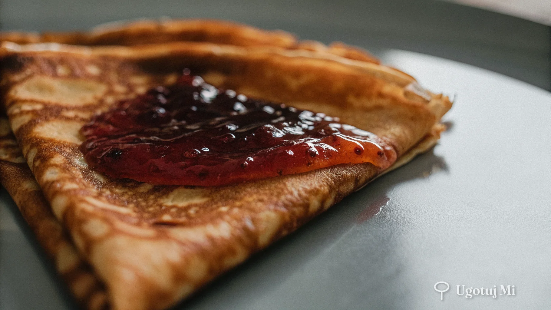 Zbliżenie na teksturę cienkiego naleśnika o złocistych brzegach | ugotujmi.pl