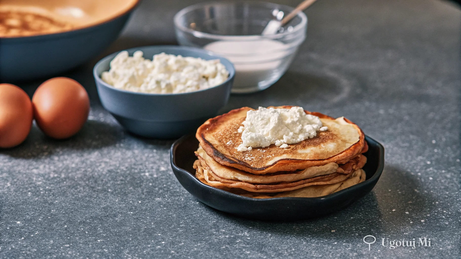 Składniki na masę serową - ser biały, jajka, cukier puder w miseczkach | ugotujmi.pl