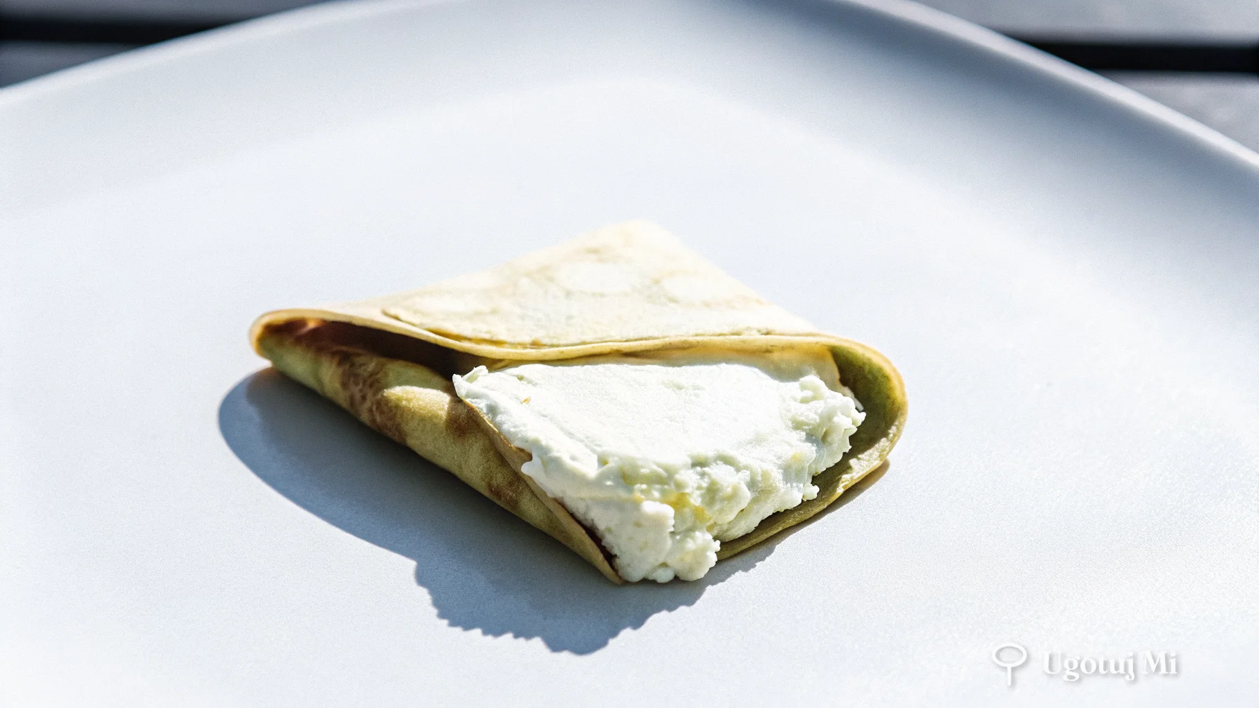 Zbliżenie na kremową masę serową w środku naleśnika | ugotujmi.pl