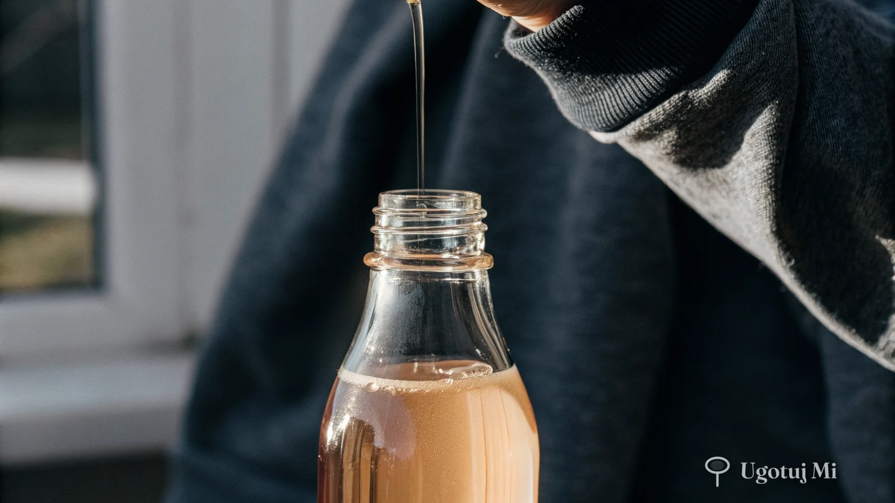 Zbliżenie na lanie octu jabłkowego pokazujące jego złoty kolor | ugotujmi.pl