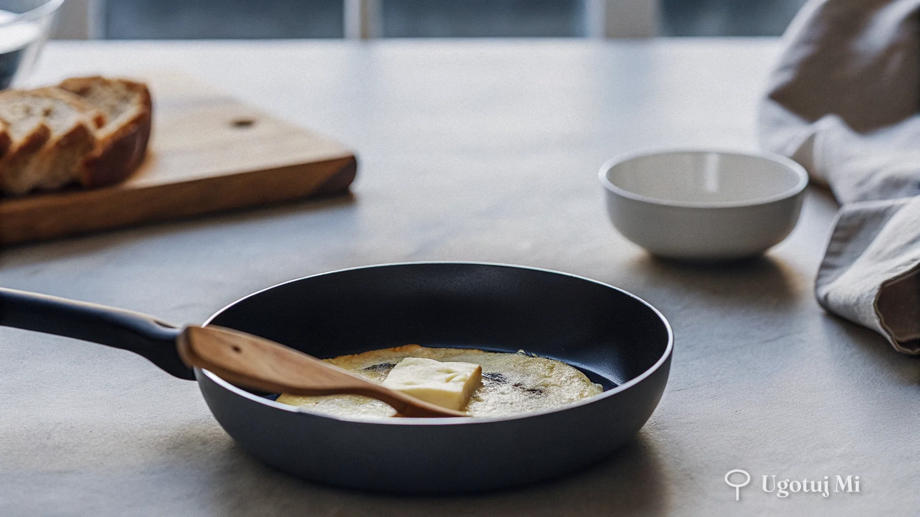 Jajka delikatnie mieszane na patelni z masłem | ugotujmi.pl