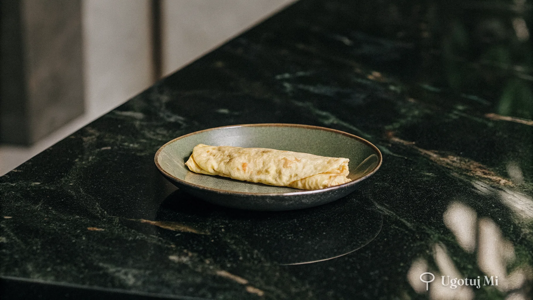 Zbliżenie na idealnie złożony omlet pokazujące kremowe wnętrze | ugotujmi.pl