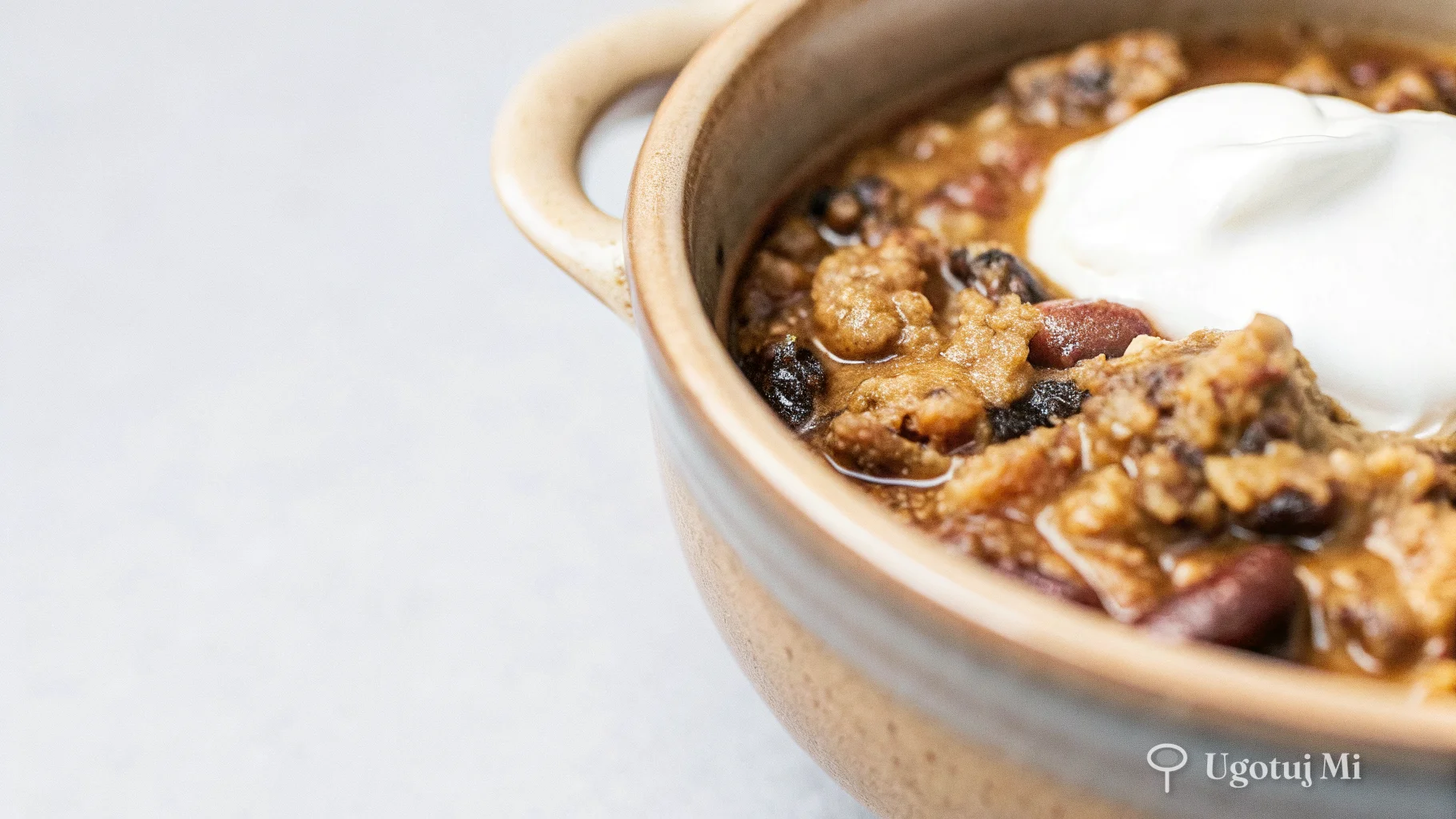 Zbliżenie na teksturę chili con carne z fasolą w gęstym sosie pomidorowym | ugotujmi.pl