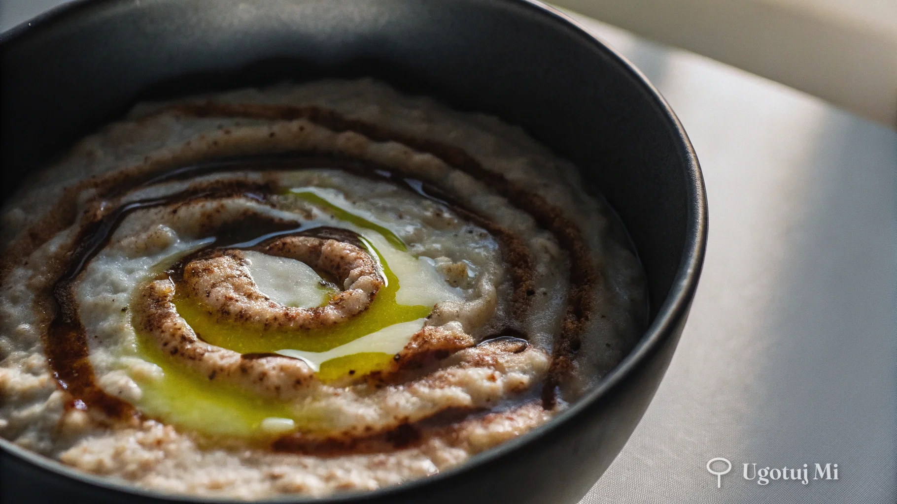 Zbliżenie na kremową teksturę owsianki z cynamonem | ugotujmi.pl