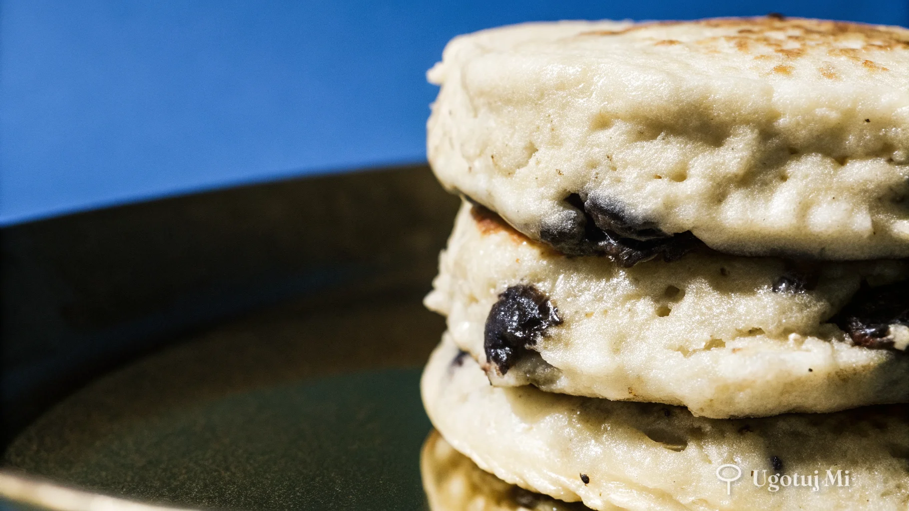 Zbliżenie na puszyste pancakes owsiane z widocznymi jagodami | ugotujmi.pl