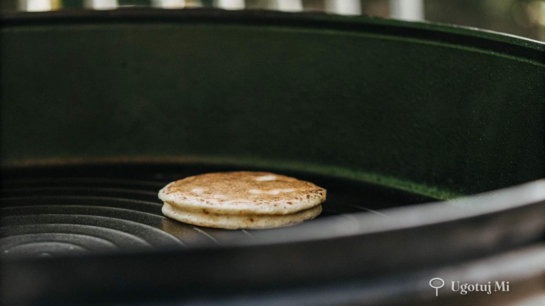 Zbliżenie na puszystą teksturę pankejka ze złocistą powierzchnią | ugotujmi.pl