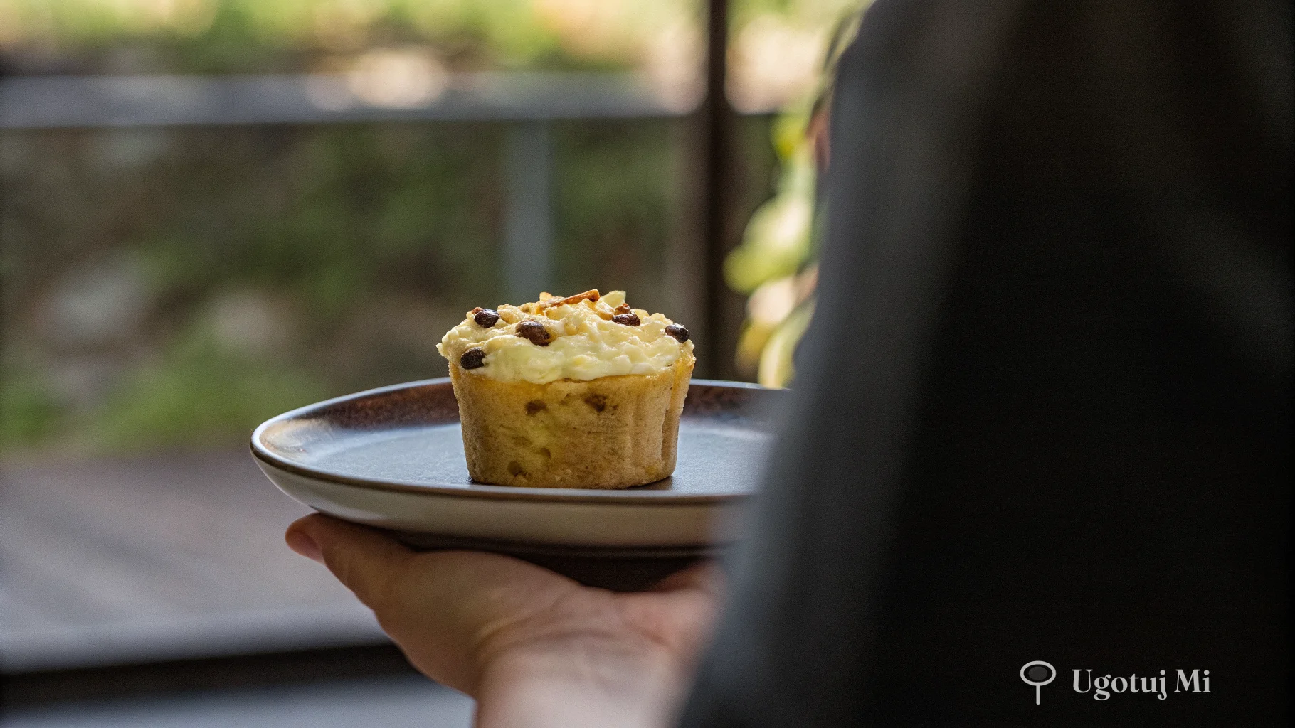 Zbliżenie na kremową teksturę serniczka z rodzynkami | ugotujmi.pl