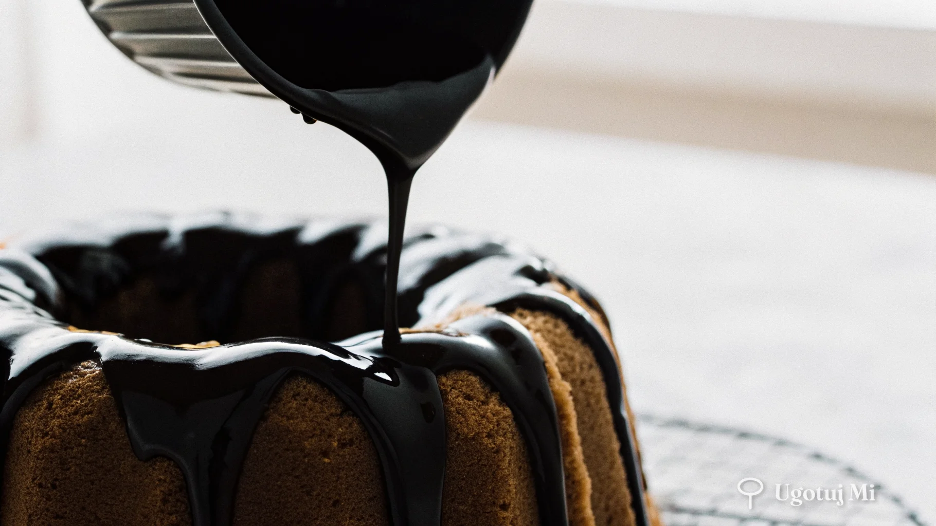 Polewa czekoladowa spływająca po pierniku | ugotujmi.pl