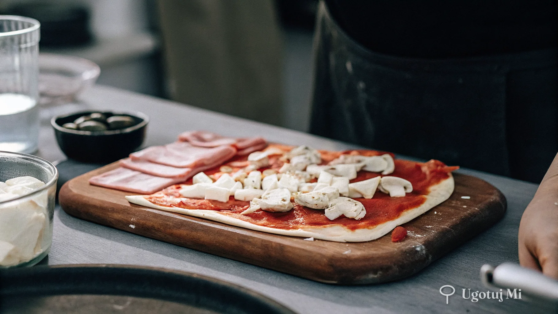 Składniki do pizzy Capricciosa przygotowane na desce | ugotujmi.pl