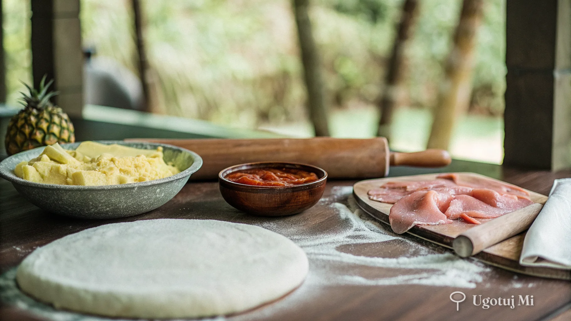 Przygotowane składniki do pizzy hawajskiej - ciasto, sos i dodatki | ugotujmi.pl