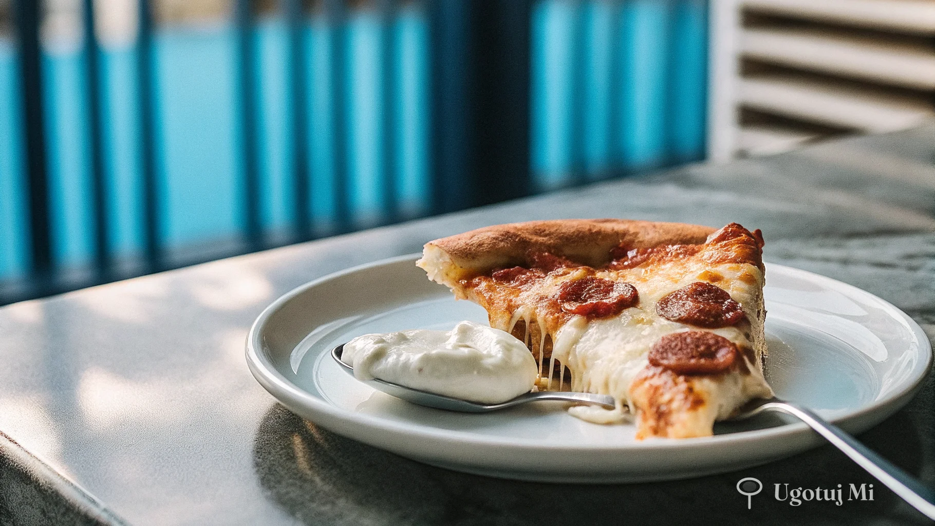 Pizza po polsku z kiełbasą i ogórkiem kiszonym - podanie | ugotujmi.pl
