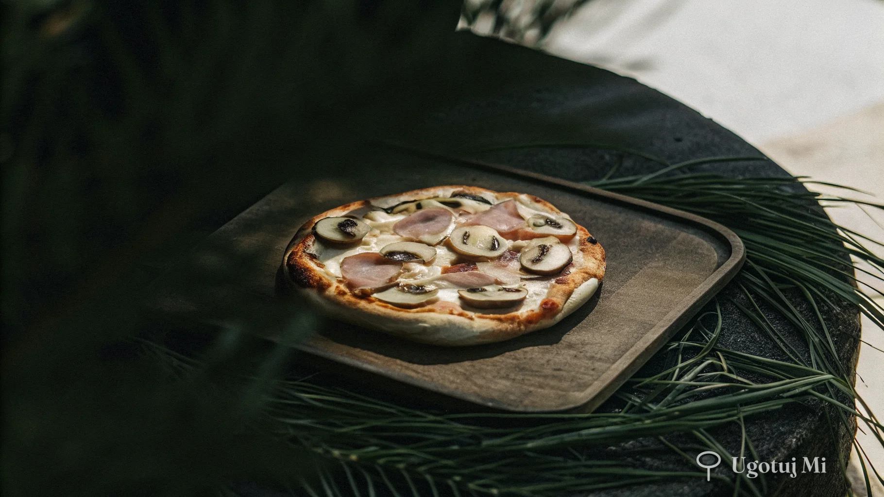 Pizza z pieczarkami i szynką - przepis bez wyrabiania