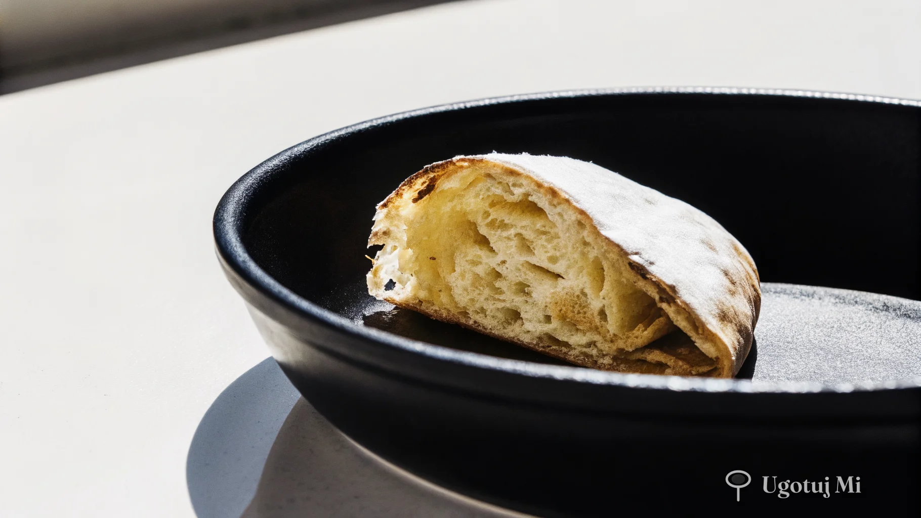 Przekrojone racuch pokazujący puszystą, powietrzną strukturę wnętrza | ugotujmi.pl