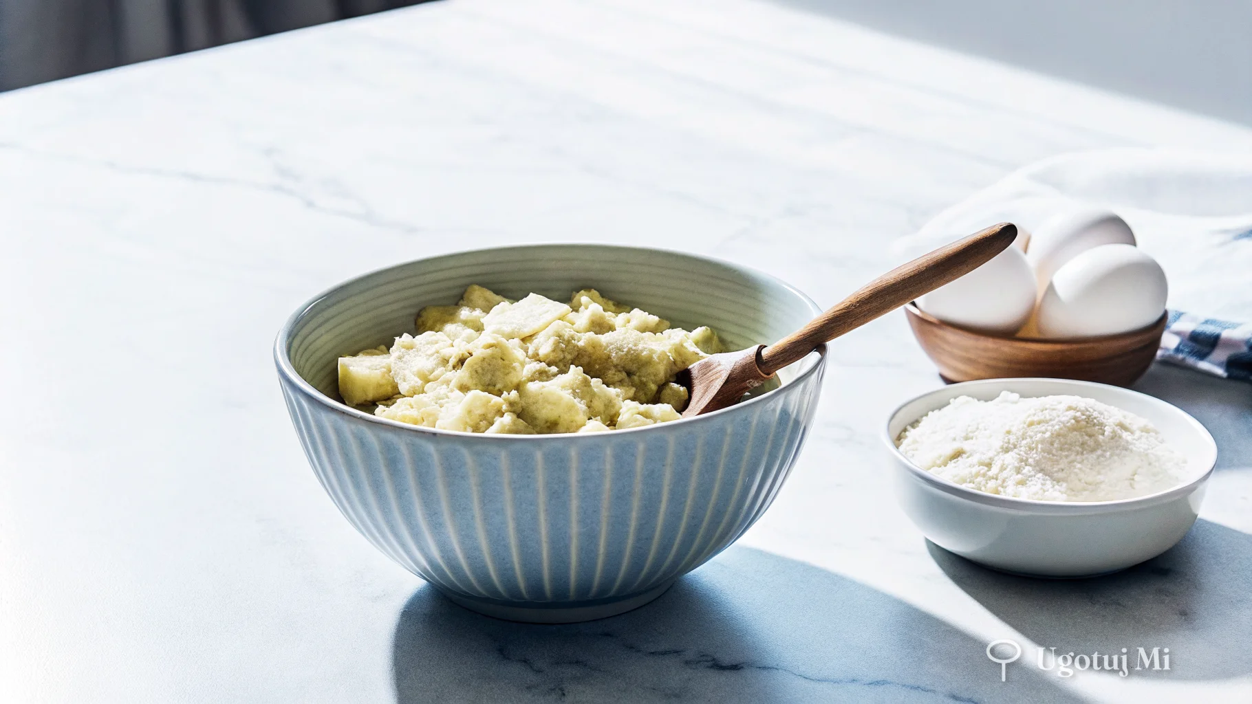 Ciasto na racuchy z jabłkami w misce z drewnianą łyżką | ugotujmi.pl