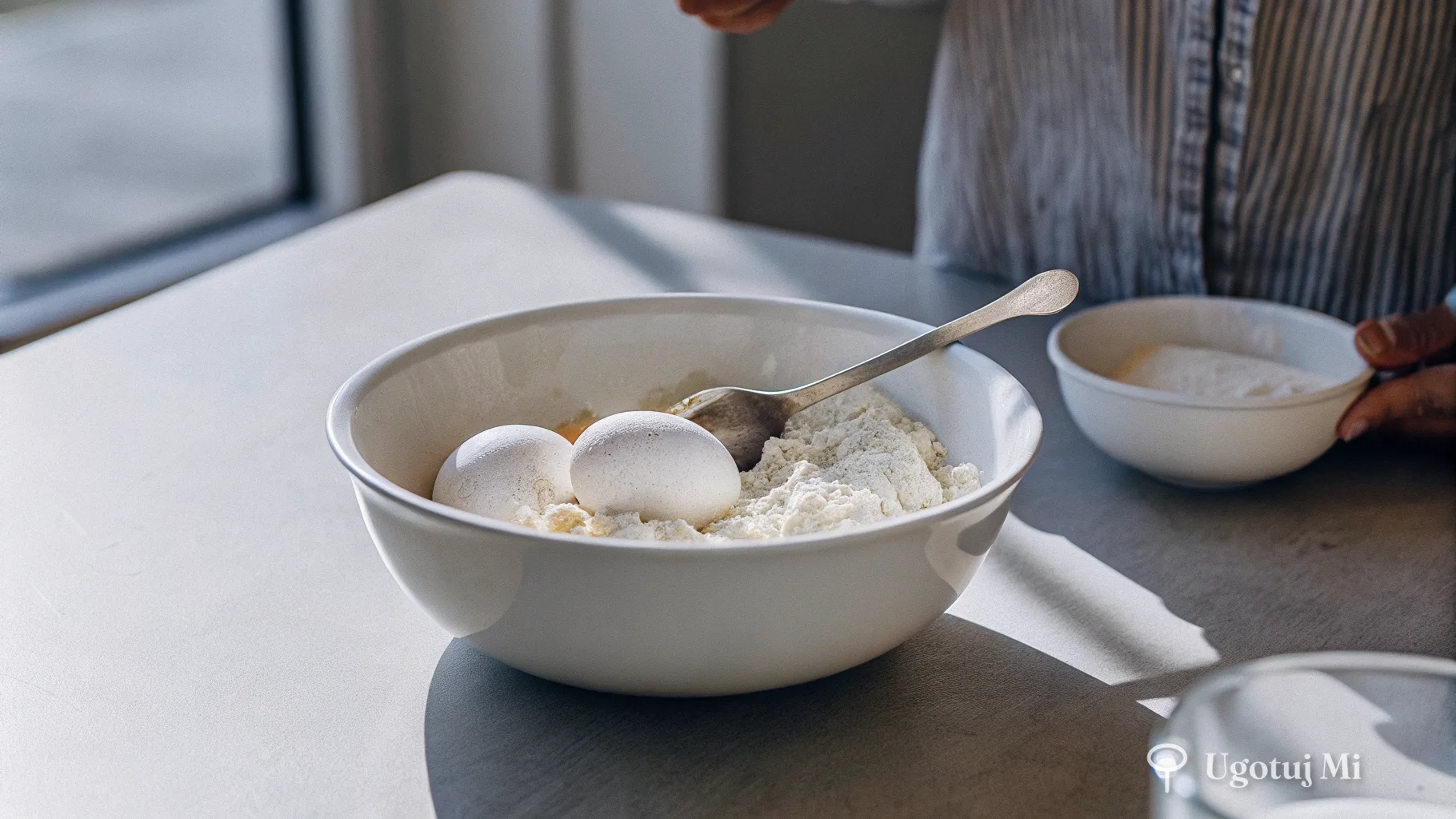 Składniki na racuchy z twarogiem: twaróg, jajka i mąka w misce przed wymieszaniem | ugotujmi.pl