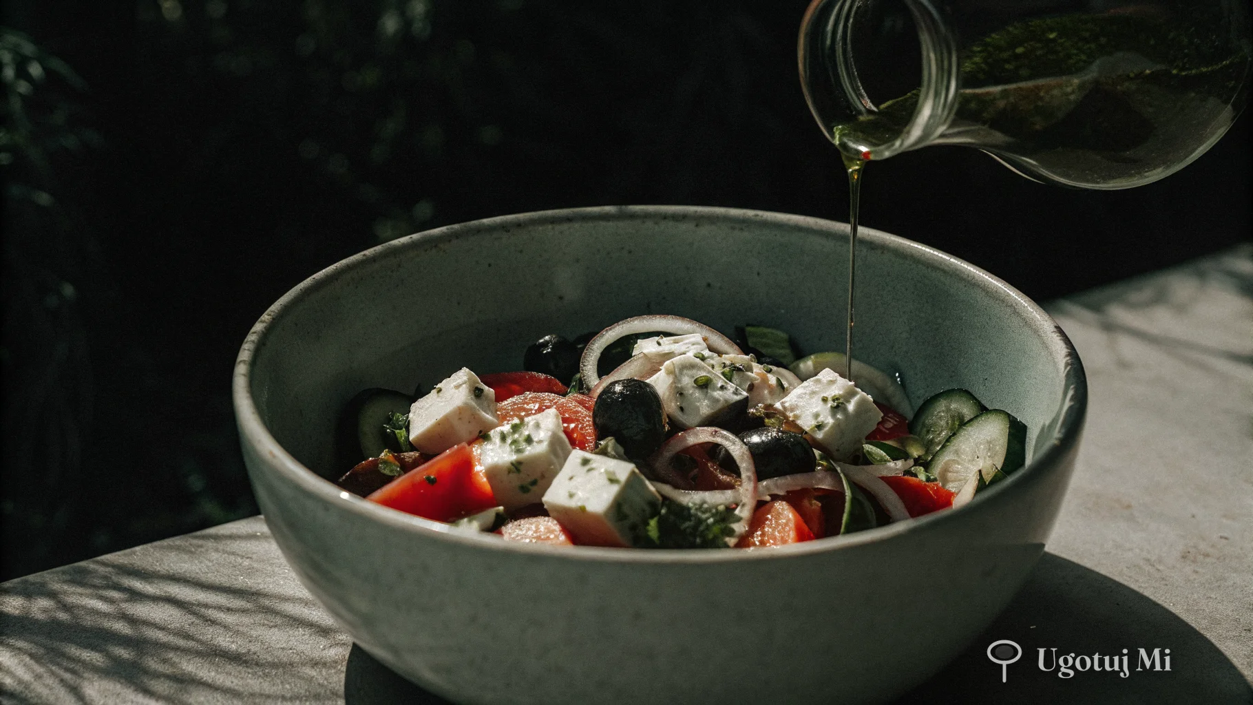 Sałatka grecka – lekka i pożywna, tylko 180 kcal