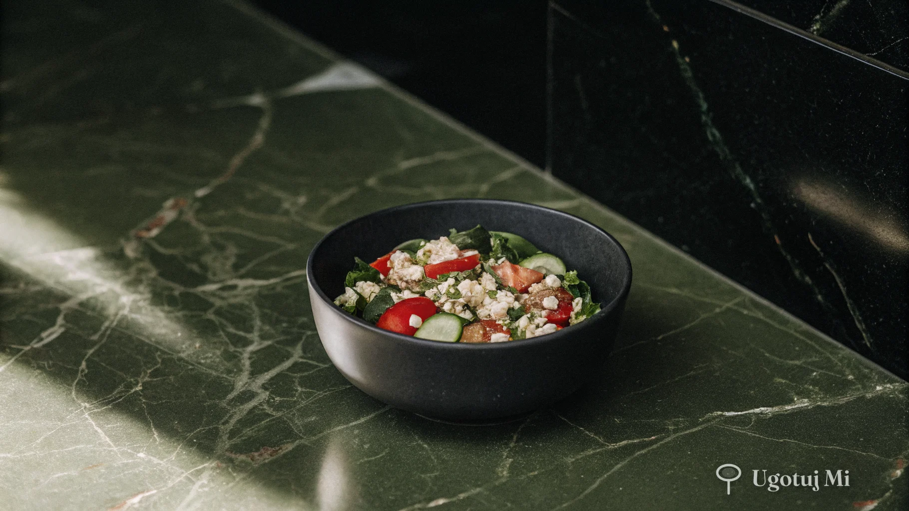 Sałatka z quinoa i pomidorami – lekki obiad