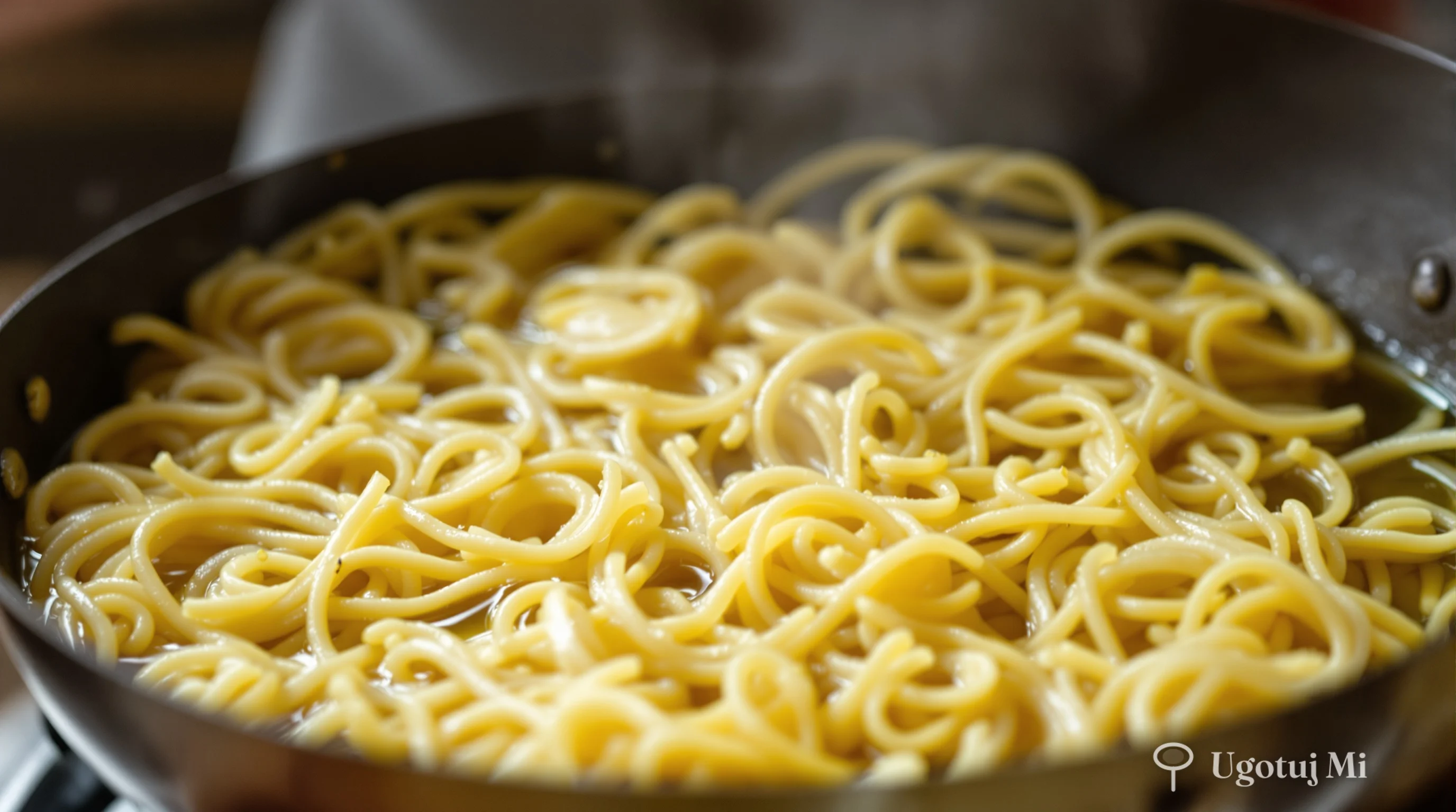 Smażenie czosnku w oliwie z oliwek na patelni | ugotujmi.pl