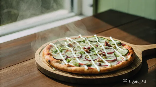 Pizza po polsku z kiełbasą i ogórkiem kiszonym