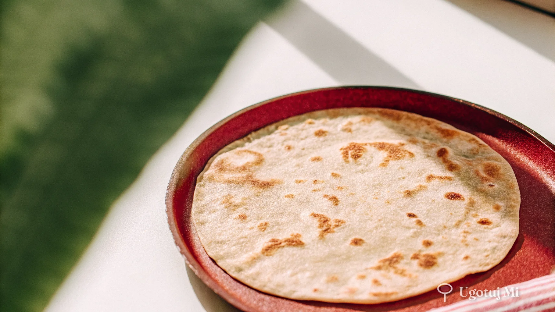 Tortilla na suchej patelni żeliwnej z widocznymi złocistymi plamkami i bąbelkami powietrza | ugotujmi.pl