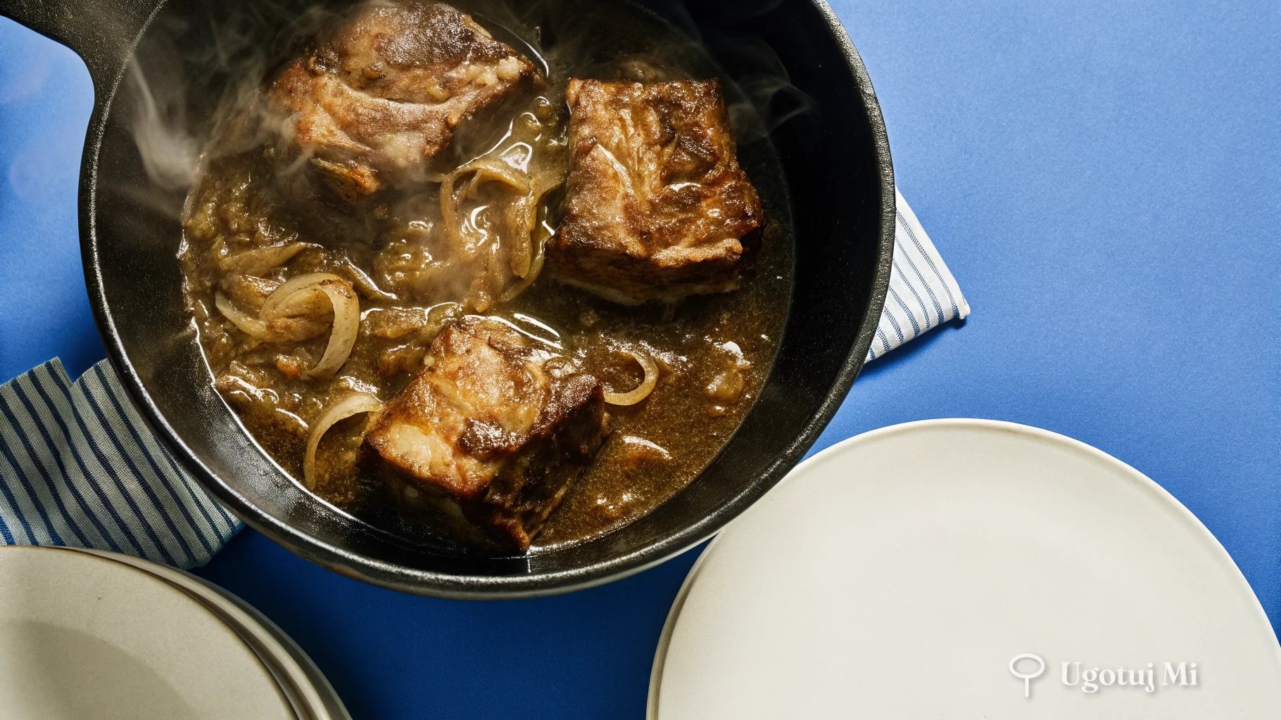 Ciemny sos cebulowy z kawałkami wieprzowiny na patelni żeliwnej | ugotujmi.pl