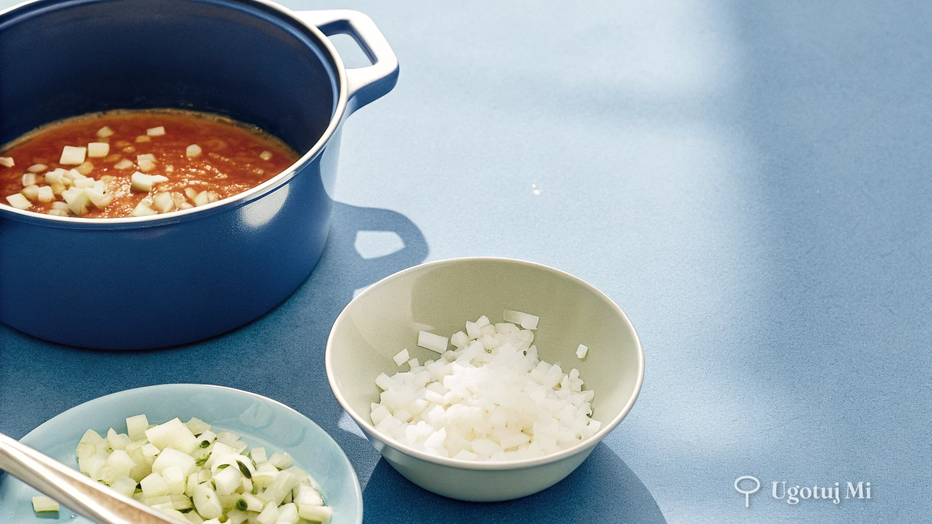 Process smażenia cebuli z czosnkiem i koncentratem pomidorowym | ugotujmi.pl