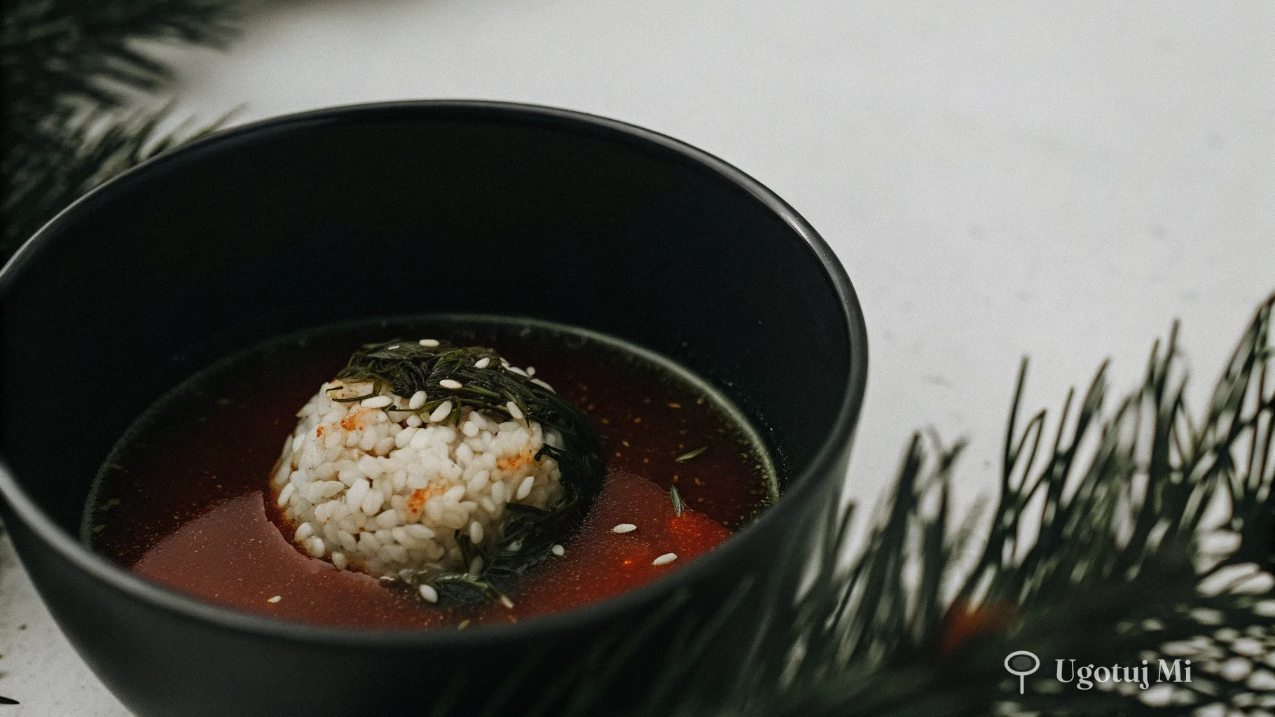 Zbliżenie na ziarnka ryżu w intensywnie czerwonej zupie pomidorowej | ugotujmi.pl